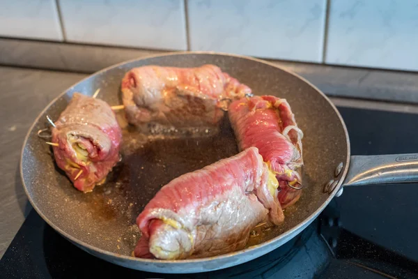 Involtini di manzo, involtini di carne ripieni tedeschi arrosto in una padella sul b — Foto Stock