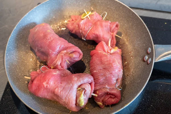 Involtini di manzo, involtini di carne ripieni tedeschi arrosto in una padella sul b — Foto Stock