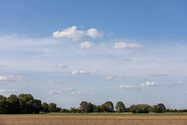 Наружный солнечный вид сельскохозяйственных земель после вспашки против б — стоковое фото