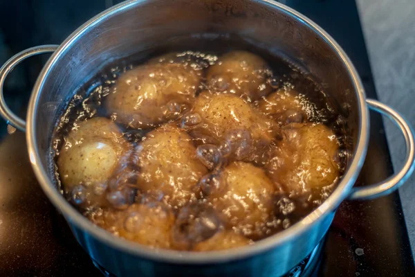 Μαγείρεμα Πατάτες Βραστό Νερό Μια Κατσαρόλα Από Ανοξείδωτο Χάλυβα Στη — Φωτογραφία Αρχείου