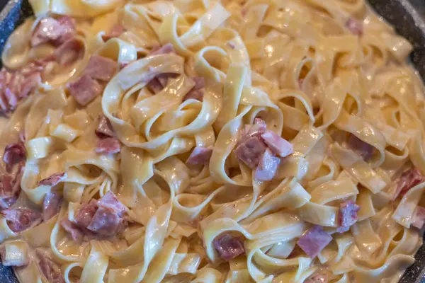 Fettuccine Ham Cream Sauce — Stock Photo, Image