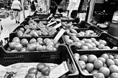 Tipik Polonya pazarı, sanatsal bakış açısı siyah taşak beyazı. Grodzisk Wielkopolski, Polonya.