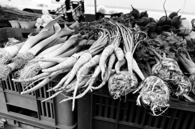 Tipik Polonya pazarı, sanatsal bakış açısı siyah taşak beyazı. Grodzisk Wielkopolski, Polonya.