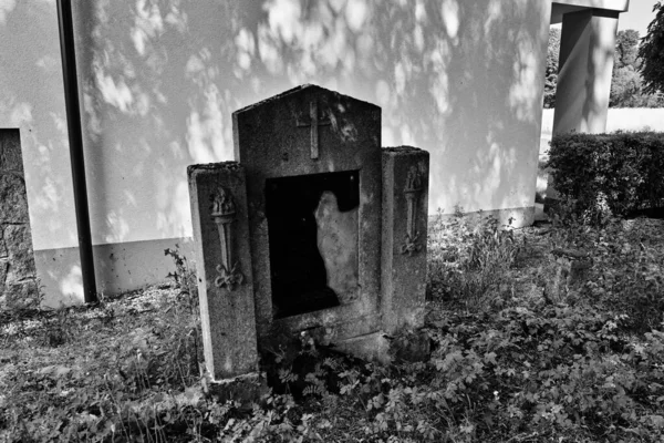 古いものは19世紀から墓地を放棄した ポーランドのPoszczykowiec — ストック写真