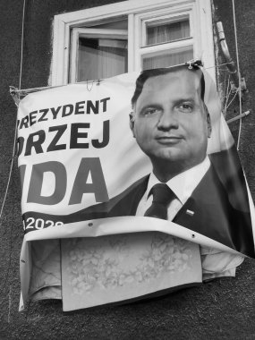 Seçim kampanyası zamanı, Polonyalılar ülkelerinin başkanını seçerler. Gdansk, Polonya. Aday posterleri, siyah beyaz sanatsal görünüş.