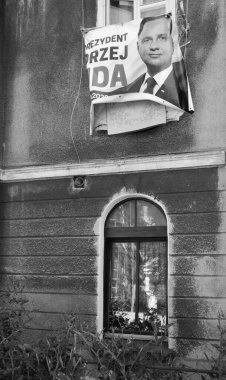 Seçim kampanyası zamanı, Polonyalılar ülkelerinin başkanını seçerler. Gdansk, Polonya. Aday posterleri, siyah beyaz sanatsal görünüş.