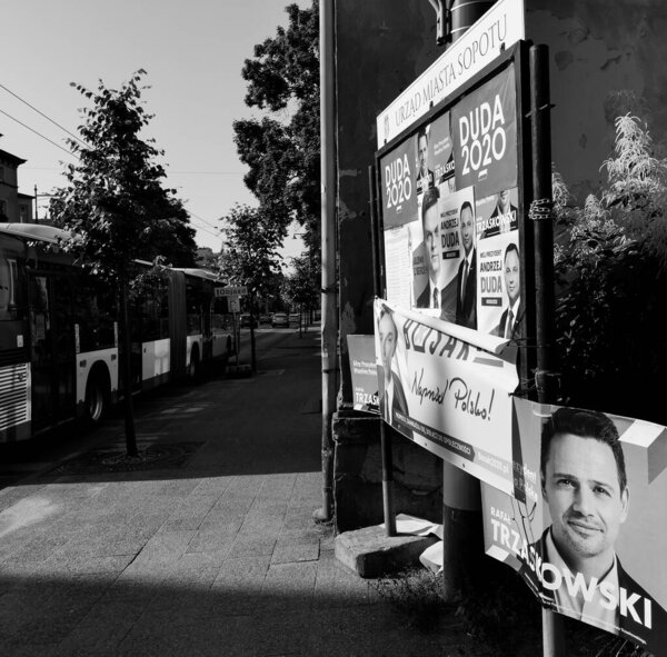 Во время предвыборной кампании поляки выбирают президента своей страны. Плакаты кандидатов, художественный вид черно-белый
.