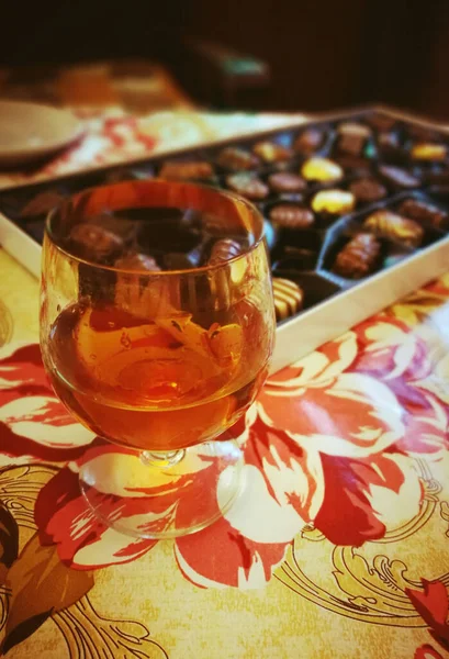 Está Hora Relaxar Copo Conhaque Caixa Deliciosos Chocolates Recheados — Fotografia de Stock