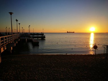 Baltık Denizi 'nde gün doğumu yazı.