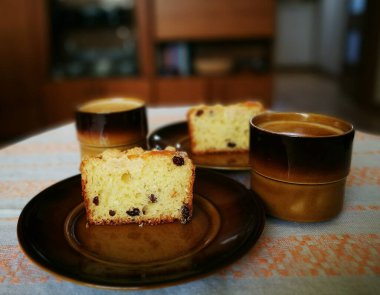 Çörek ve kuru üzümlü maya keki. Ve bir fincan lezzetli kahve..