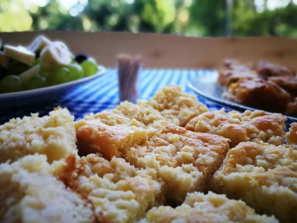 Torta Levadura Con Desmoronamiento Pasas Una Taza Sabroso Café — Foto de Stock