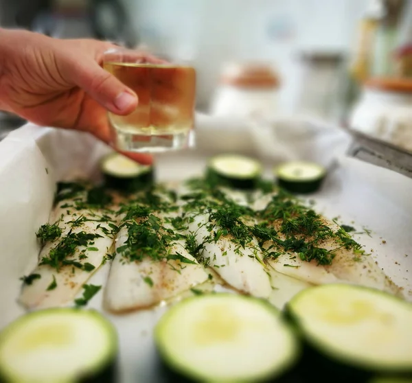 Gustoso Pesce Scorza Con Zucchine Bicchiere Delizioso Vino Bianco Secco — Foto Stock