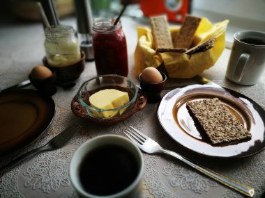 Kahvaltıda. Renkli sanatsal görünüş.