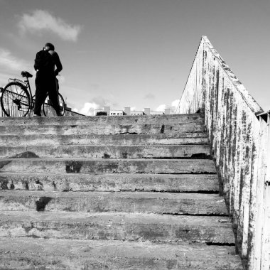 Merdivenler ve bisikletçiler. Siyah beyaz sanatsal görünüş.