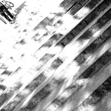 Merdivenler ve bisikletçiler. Siyah beyaz sanatsal görünüş.