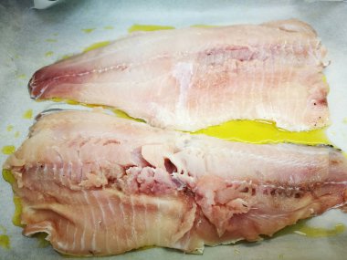 Dereotlu ve maydanozlu lezzetli zander balığı hazırlayın..