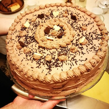 Doğum pastası. Klasik canlı renklerde sanatsal görünüş.