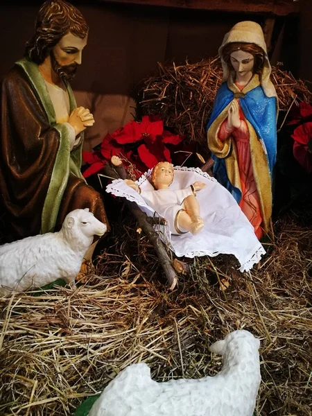 圣诞节的时候耶稣 约瑟夫和玛丽在马厩里 — 图库照片
