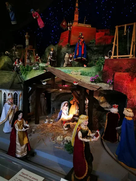 圣诞节的时候耶稣 约瑟夫和玛丽在马厩里 — 图库照片