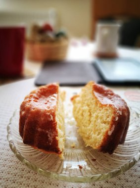 Paskalya pastası. Klasik canlı renklerde sanatsal görünüş.
