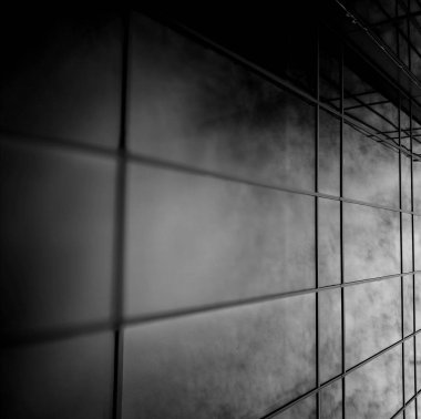 Şehir mimarisi. Siyah beyaz sanatsal görünüş.