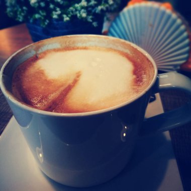 Bir fincan kahve. Klasik canlı renklerde sanatsal görünüş.