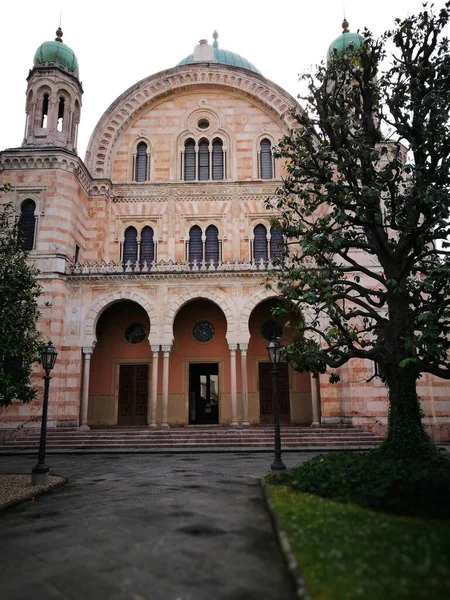 ユダヤ教 鮮やかな色の芸術的な外観 イタリア フィレンツェの偉大なシナゴーグ 観光業 フィレンツェイタリア — ストック写真