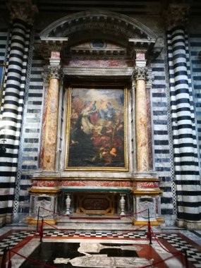 Güzel İtalyan dini mimarisi. Duomo di Siena. İtalya, Siena 'daki Ortaçağ Kilisesi.