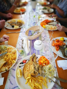 Balık ziyafeti. Balık, morina, halibut, patates kızartması ve salata..