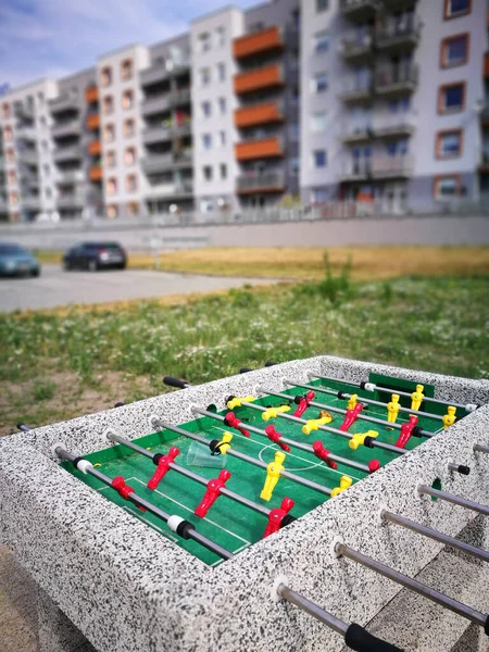 城市郊区的足球比赛 — 图库照片