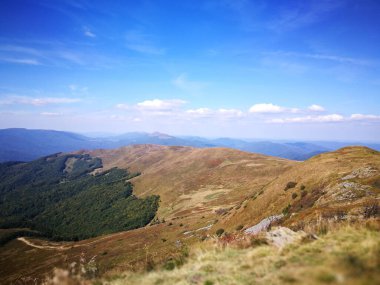 Bieszczady 'deki manzara çok güzel. Polonya dağları. Renkli sanatsal görünüm.