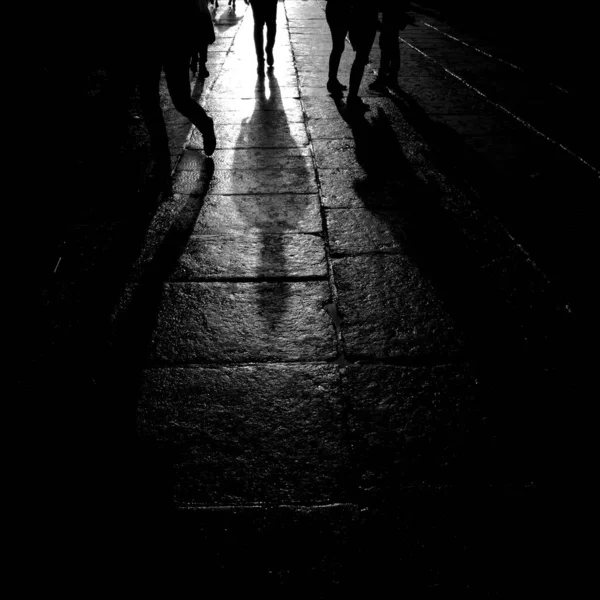 Yürüyorum Siyah Beyaz Renklerde Sanatsal Görünüş — Stok fotoğraf