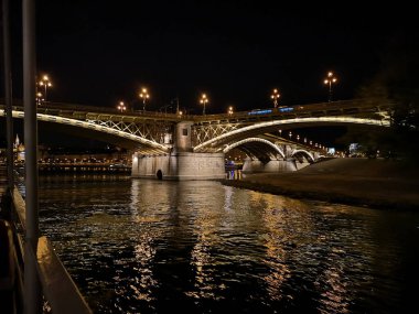 Budapeşte, Macaristan, Capitol binası, gece. Renkli sanatsal görünüş. Parlamento, nehir.