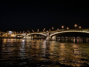 Budapeşte, Macaristan, Capitol binası, gece. Renkli sanatsal görünüş. Parlamento, nehir.