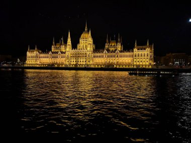 Budapeşte, Macaristan, geceleri parlamento binası. Renkli sanatsal görünüş.