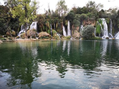 Kravica şelalesi, güzel doğa manzarası. Bosna-Hersek.