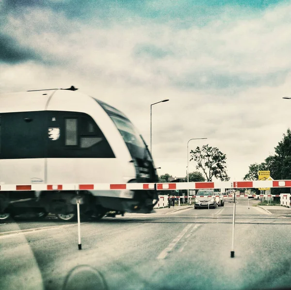 Treno All Incrocio Ferroviario Barriera Chiusa Danzica Osowa Polonia — Foto Stock