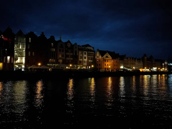 格但斯克的老城区城市的夜景 波兰格但斯克Motlava河 — 图库照片