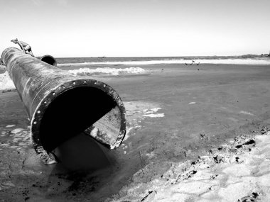 Kumsalda alüvyon işe yarıyor. Siyah beyaz sanatsal görünüş.