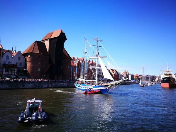 夏天在汉萨历史名城格但斯克游行帆船和游艇 航海娱乐在古城环境中的应用 波兰格但斯克 — 图库照片