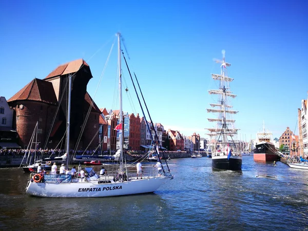 ハンセクの歴史的都市グダニスクでの夏時間 パレード帆船とヨット 歴史的な都市環境の中で帆レクリエーション ポーランドのグダニスク — ストック写真