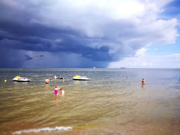 海滩上的风暴波兰格但斯克 — 图库照片