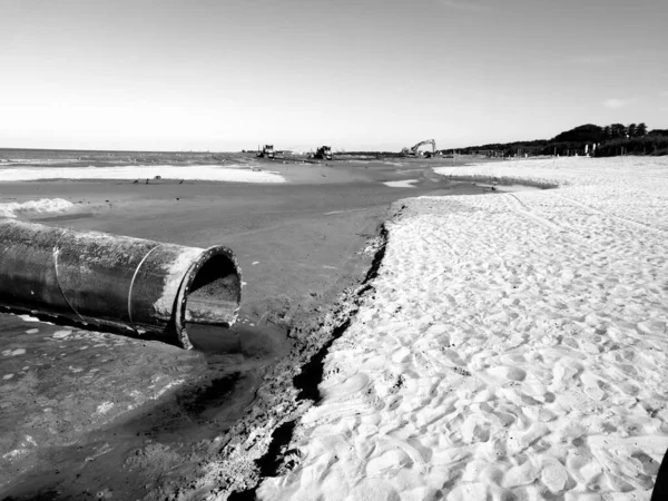 淤泥在海滨地区起作用 黑白相间的艺术风格 — 图库照片