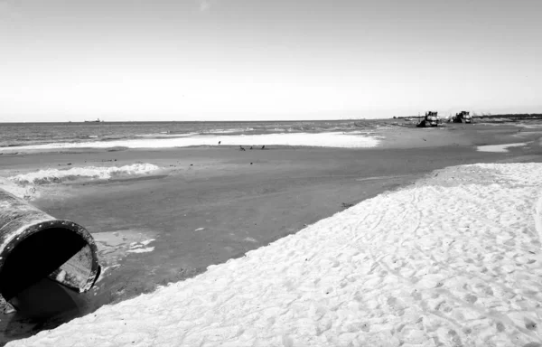 淤泥在海滨地区起作用 黑白相间的艺术风格 — 图库照片
