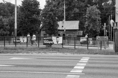Seçim kampanyası zamanı, Polonyalılar ülkelerinin başkanını seçerler. Gdansk Polonya. Aday posterleri, siyah beyaz sanatsal görünüş.