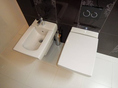 Modern banyo, renkli sanatsal görünüş.