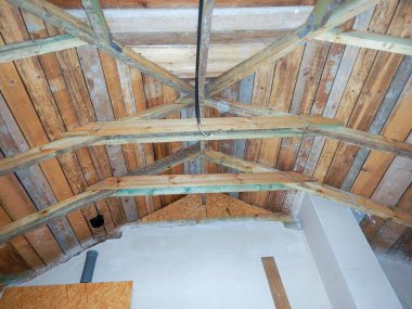 Yeni apartman dairesi. Şehir merkezindeki inşaat meydanı. Binanın oluşumu, inşaat ekipmanları ve işçiler.