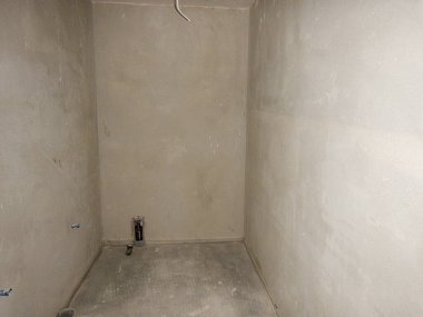 Yeni apartman dairesi. Şehir merkezindeki inşaat meydanı. Binanın oluşumu, inşaat ekipmanları ve işçiler.