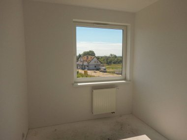 Yeni apartman dairesi. Şehir merkezindeki inşaat meydanı. Binanın oluşumu, inşaat ekipmanları ve işçiler.