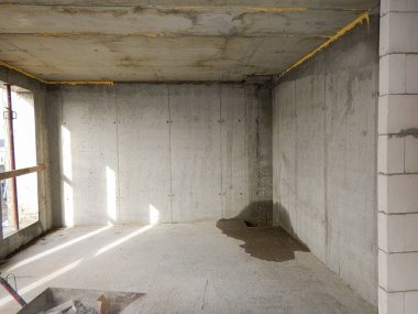 Yeni apartman dairesi. Şehir merkezindeki inşaat meydanı. Binanın oluşumu, inşaat ekipmanları ve işçiler.